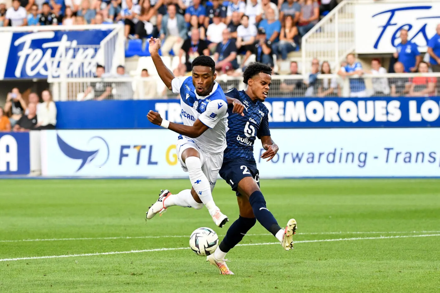 02 Therence KOUDOU (pau) - 45 Ado ONAIWU (aja) during the Ligue 2 BKT match between Association de la Jeunesse Auxerroise and Pau Football Club at Stade Abbe Deschamps on September 16, 2023 in Auxerre, France. (Photo by Christophe Saidi/FEP/Icon Sport)