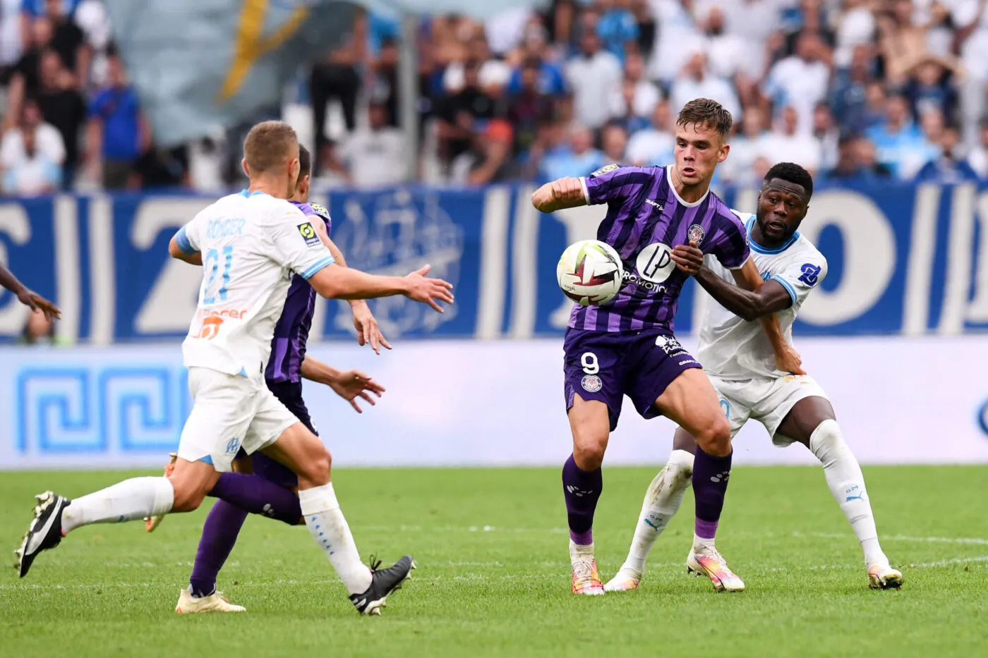 09 Thijs DALLINGA (tfc) - 99 Chancel MBEMBA MANGULU (om) during the Ligue 1 Uber Eats match between Olympique de Marseille and Toulouse Football Club  at Orange Velodrome on September 17, 2023 in Marseille, France. (Photo by Philippe Lecoeur/FEP/Icon Sport)