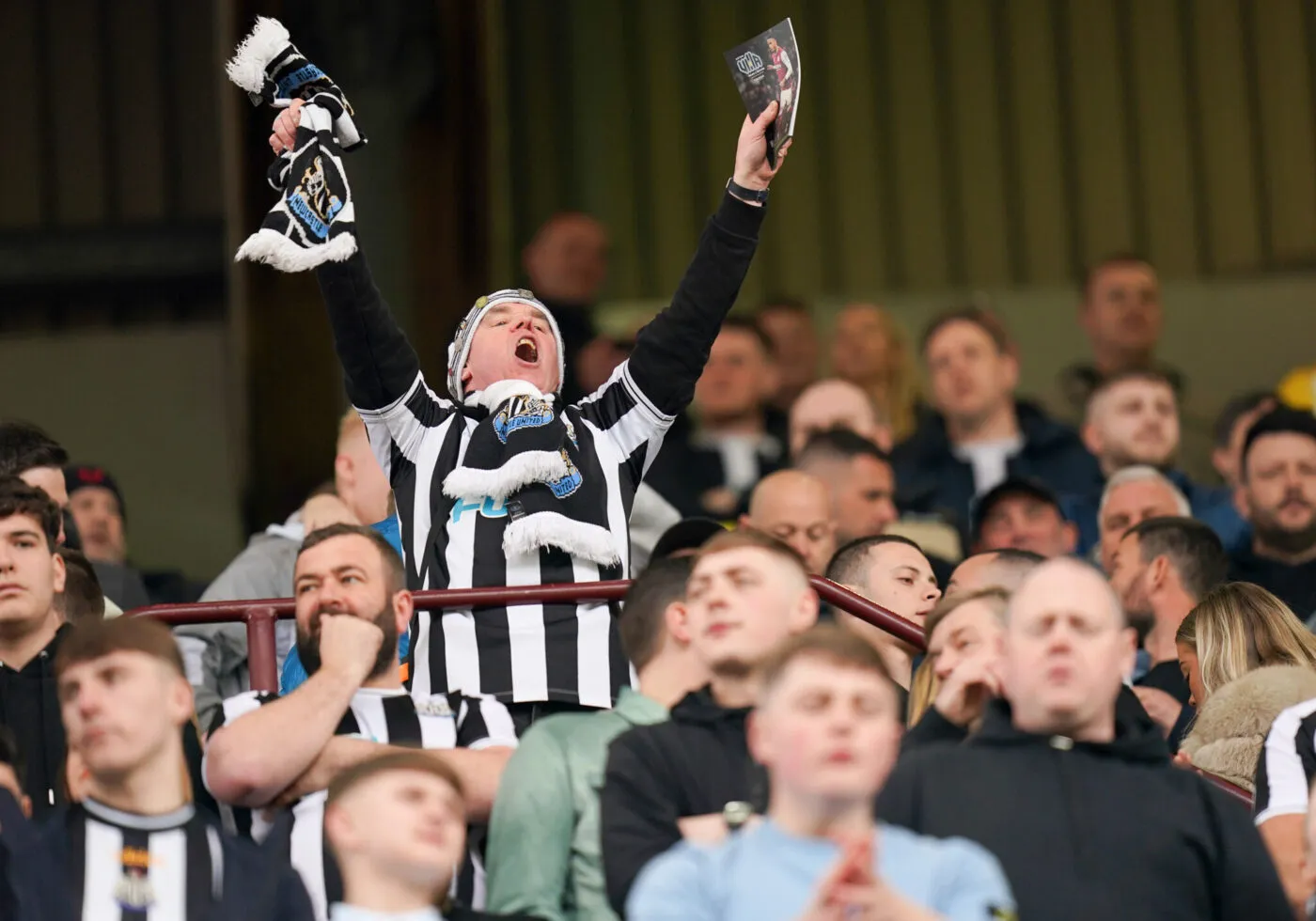 Des Anglais et un sol glissant : devinez le passe-temps des fans de Newcastle à Milan