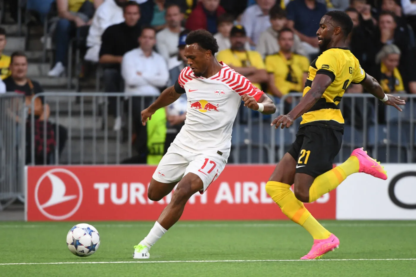 September 19, 2023, Bern, Wankdorf, UEFA Champions League: Young Boys - Leipzig, #17 Lois Openda (Leipzig) against #21 Ulisses Garcia (Young Boys). - Photo by Icon sport