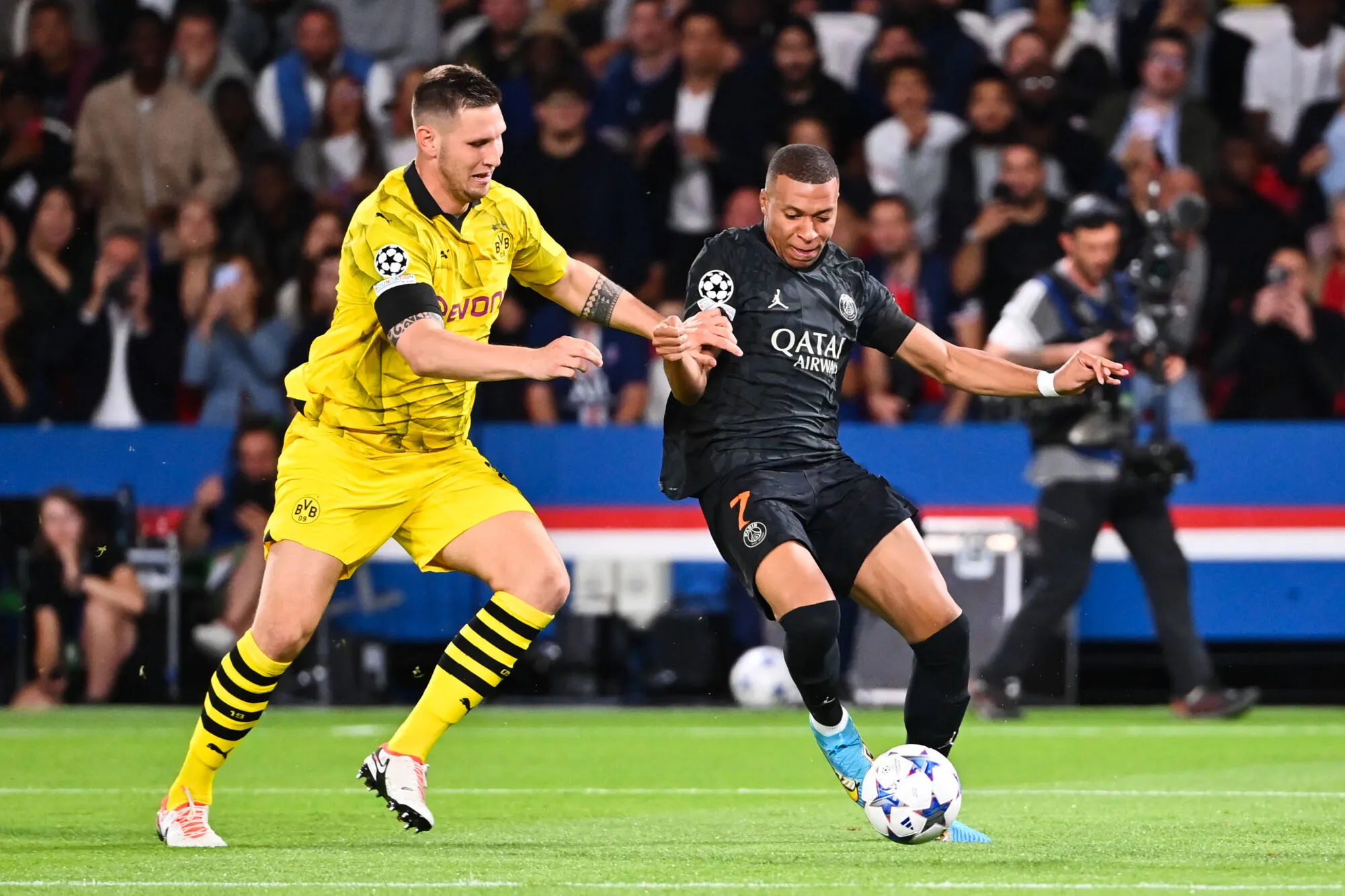 Kylian MBAPPE of PSG and Niklas SULE of Dortmund during the UEFA Champions League, match between Paris Saint-Germain and Borussia Dortmund at Parc des Princes on September 19, 2023 in Paris, France. (Photo by Anthony Dibon/Icon Sport)