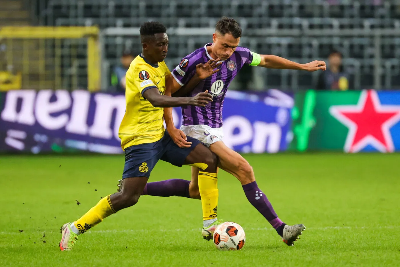 Union's Amani Lazare and Toulouse's Vincent Sierro fight for the ball during a soccer game between Belgian Royale Union Saint Gilloise and French Toulouse FC, on the first day of the group phase of the UEFA Europa League competition, in group E, on Thursday 21 September 2023 in Brussels. BELGA PHOTO VIRGINIE LEFOUR - Photo by Icon sport
