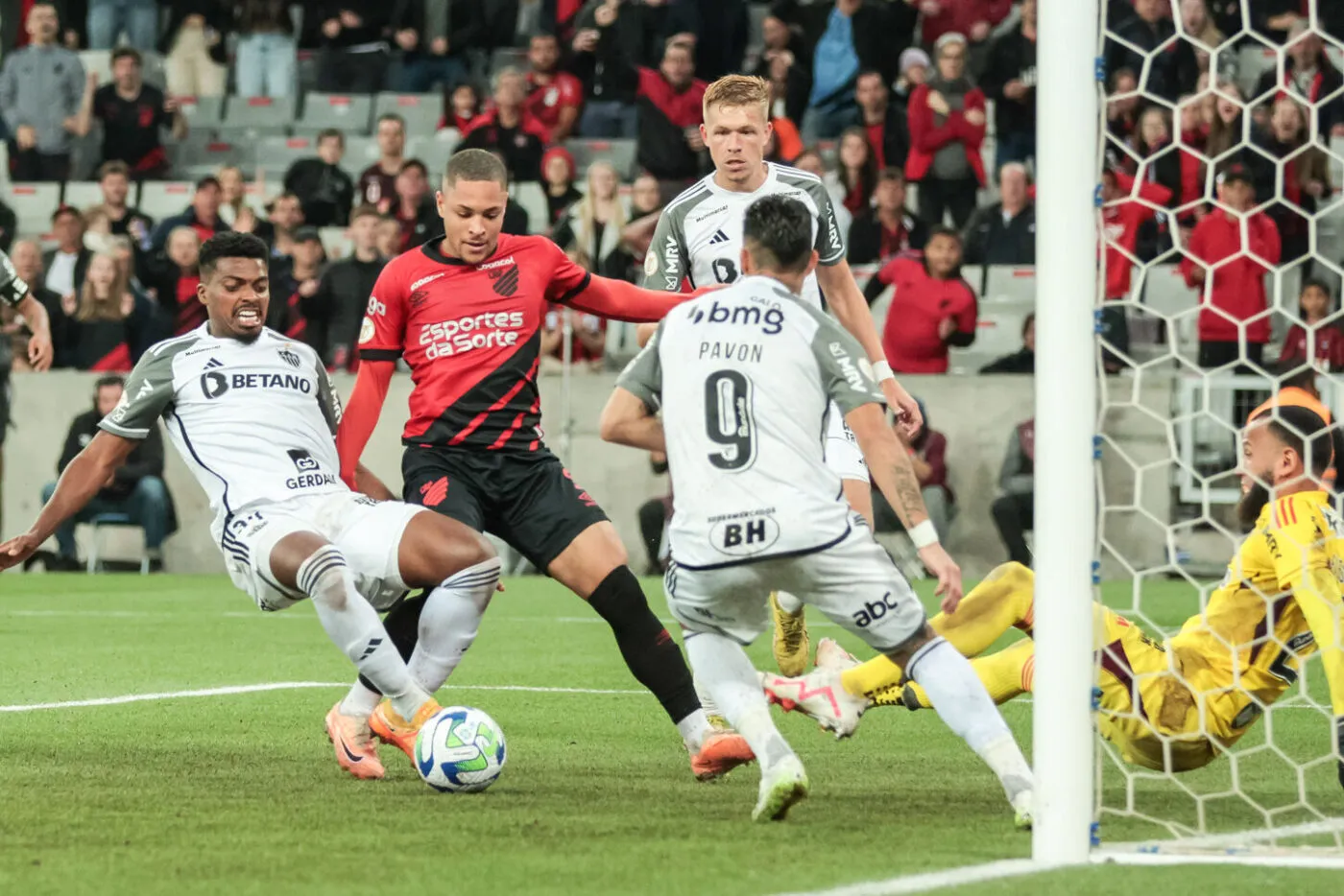 Futur joueur du Barça, Vitor Roque se blesse sérieusement