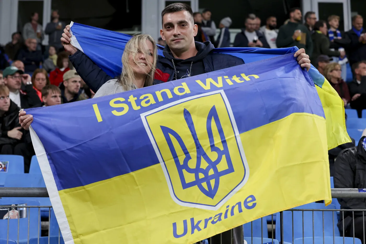 Fans zeigen die Nationalfahne der Ukraine, Shakhtar Donetsk vs FC Porto, UEFA Champions League 2023/2024 - Group H, Volksparkstadion am 19. September 2023 in Hamburg, Deutschland. (Foto von Marco Steinbrenner/DeFodi Images) Fans show the national flag of Ukraine, 1. Spieltag at Volksparkstadion on September 19, 2023 in Hamburg, Germany. (Photo by Marco Steinbrenner/DeFodi Images) - Photo by Icon sport