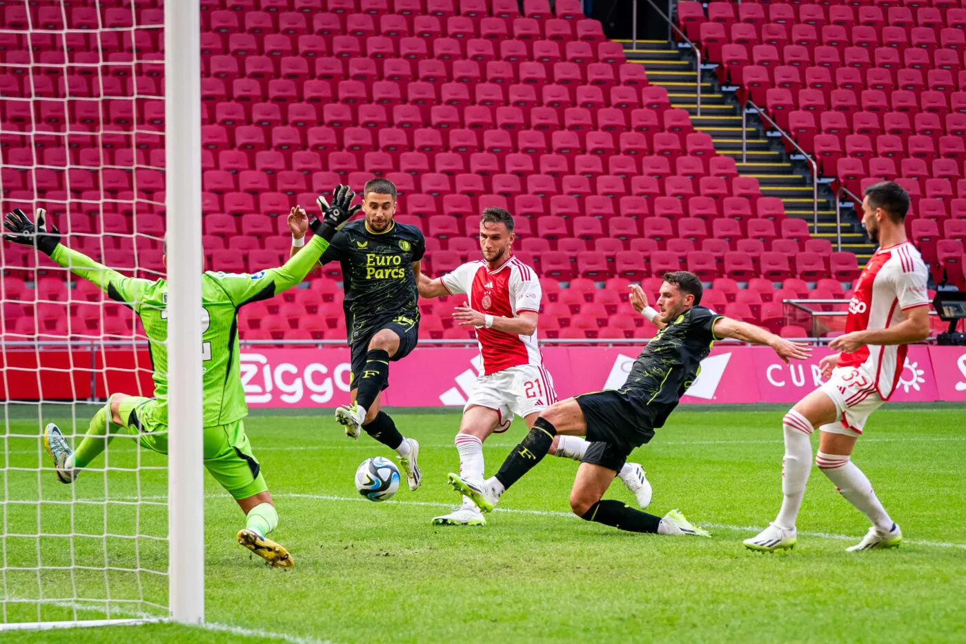 Après l&rsquo;interruption du match, Feyenoord termine le travail face à l’Ajax