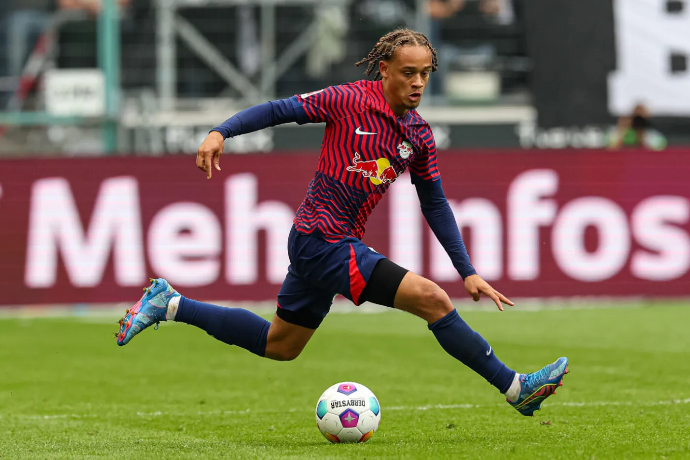 Moenchengladbach, Deutschland, 23.09.23: Xavi Simons (RB Leipzig) in Aktion, am Ball, Einzelaktion waehrend des Spiels der 1. Bundesliga zwischen Borussia Moenchengladbach vs RB Leipzig im Borussia-Park am 23. September 2023 in Moenchengladbach, Deutschland. (Foto von Stefan Brauer/DeFodi Images) Moenchengladbach, Germany, 23.09.23: Xavi Simons (RB Leipzig) controls the ball during the 1. Bundesliga match between Borussia Moenchengladbach vs RB Leipzig at Borussia-Park on September 23, 2023 in Moenchengladbach, Germany. (Photo by Stefan Brauer/DeFodi Images) DFB/DFL REGULATIONS PROHIBIT ANY USE OF PHOTOGRAPHS AS IMAGE SEQUENCES AND/OR QUASI-VIDEO. - Photo by Icon sport