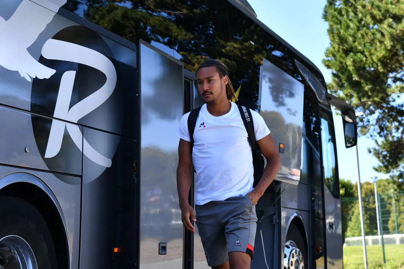 Alexis Beka Beka hors de danger : le footballeur est descendu du viaduc,  nouvelles précisions sur son geste - Voici