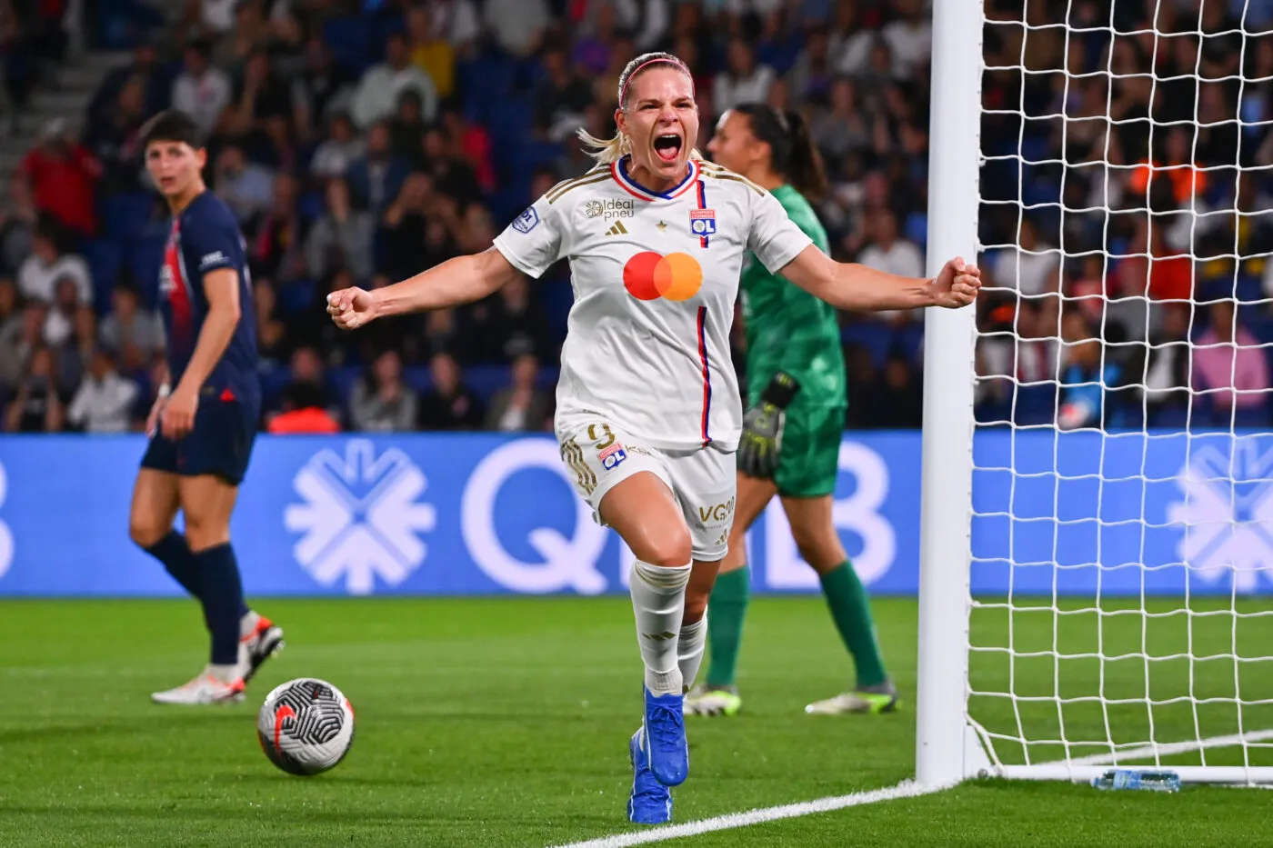 Eugenie LE SOMMER of Lyon celebrates her goal during the D1 Arkema match between Paris Saint-Germain and Olympique Lyonnais at Parc des Princes on October 1, 2023 in Paris, France. (Photo by Anthony Dibon/Icon Sport)