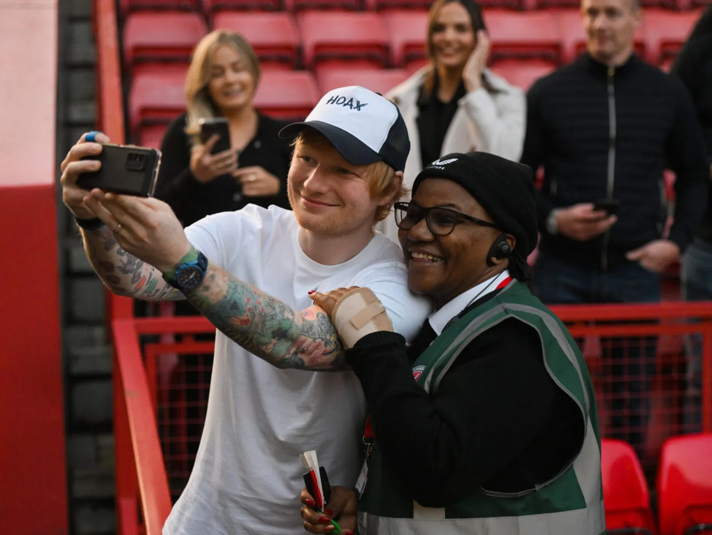 Quand Ed Sheeran sert des bières aux supporters d&rsquo;Ipswich Town