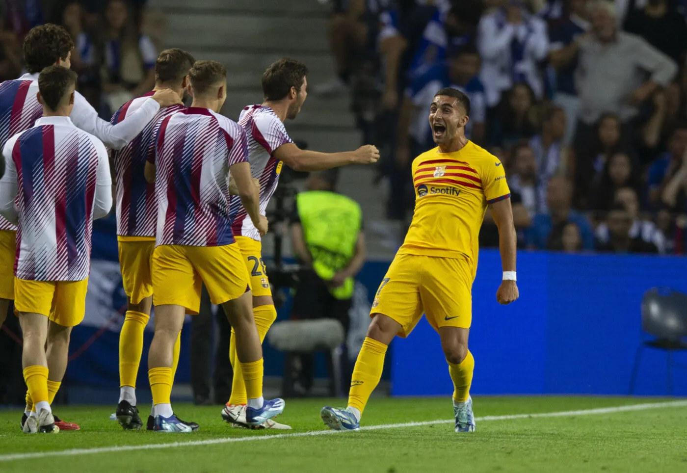 Porto, 10/04/2023 - Futebol Clube do Porto hosted Futebol Club Barcelona at Estádio do Dragão this evening in a game counting for the 2nd round of group H of the 2023/24 Champions League. Ferrán Torres goal (Pedro Correia/Global Imagens) - Photo by Icon sport