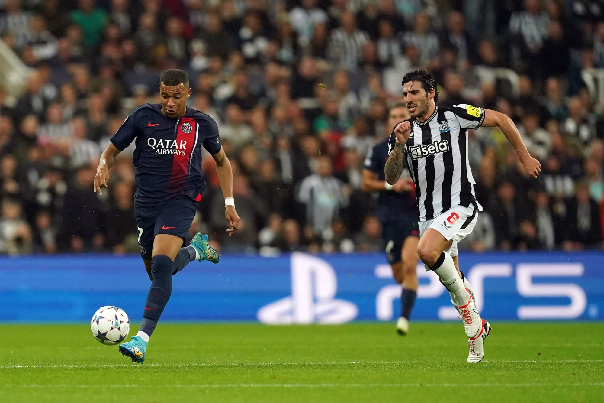 Paris Saint-Germain's Kylian Mbappe gets away from Newcastle United's Sandro Tonali during the UEFA Champions League Group F match at St. James' Park, Newcastle upon Tyne. Picture date: Wednesday October 4, 2023. - Photo by Icon sport