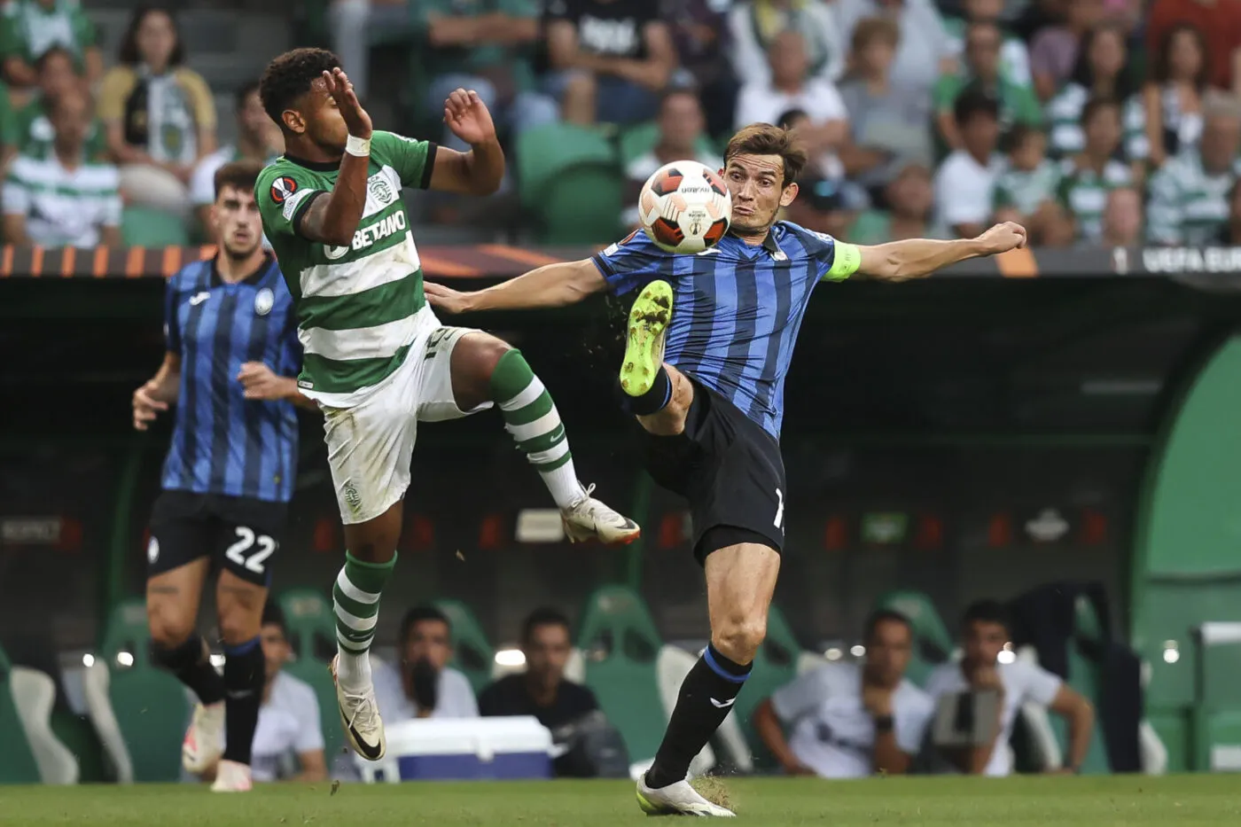 Lisbon, 10/05/2023 - Sporting Clube de Portugal hosted Atalanta Bergamasca Calcio this afternoon at the Alvalade Stadium, in a game counting for the 2nd round of the 2023/24 Europa League group stage. Marcus Edwards and Marten de Roon (Filipe Amorim / Global Imagens) - Photo by Icon sport