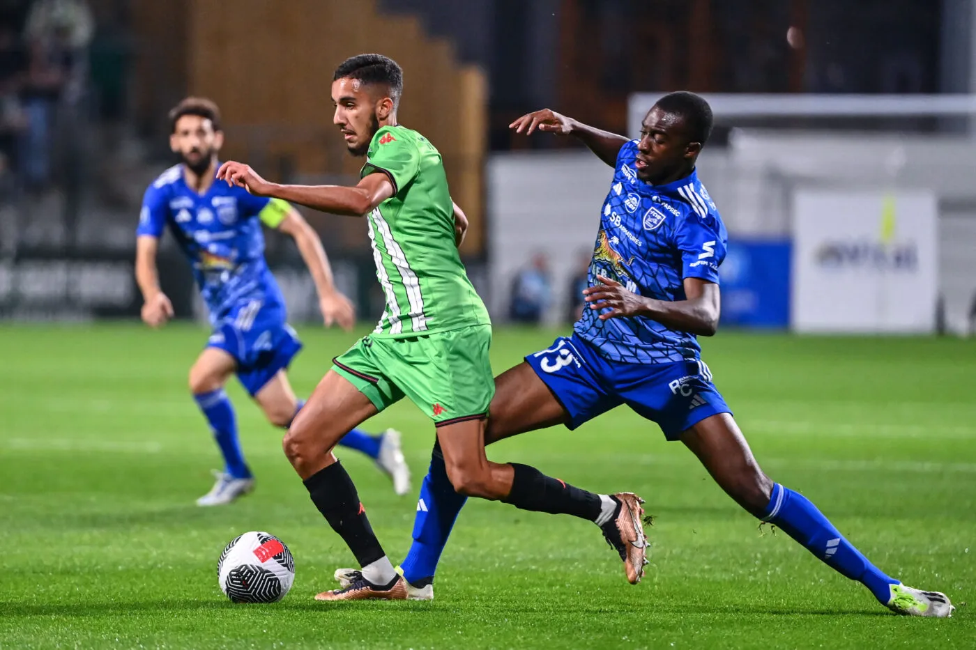 Le Red Star s'envole, Martigues lâche les chevaux