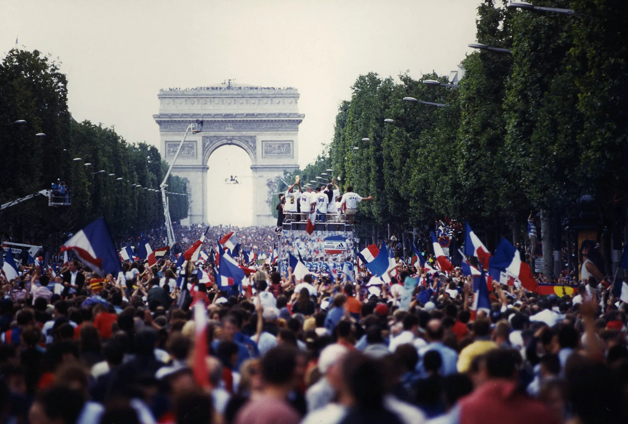 Les supporters français célèbrent l&rsquo;équipe de France qui a remporté la Coupe du monde contre le Brésil le 13 juillet 1998 sur les Champs-Élysées, à Paris, France. Photo : Icon Sport