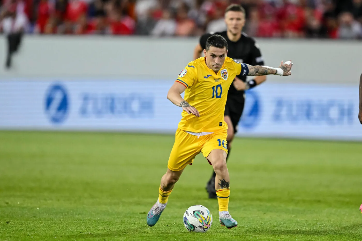 Luzern, Schweiz, 19.06.23: Nicolae Stanciu (Romania) in Aktion, am Ball, Einzelaktion waehrend der UEFA European Championship Qualification 2023/2024 Group I Spiels zwischen der Schweiz vs Rumaenien in der Swissporarena am 19. Juni 2023 in Luzern, Schweiz. (Foto von Harry Langer/DeFodi Images) Luzern, Switzerland, 19.06.23: Nicolae Stanciu (Romania) controls the Ball during the UEFA European Championship Qualification 2023/2024 Group I match between Switzerland vs Romania at Swissporarena on June 19, 2023 in Luzern, Switzerland. (Photo by Harry Langer/DeFodi Images) - Photo by Icon sport