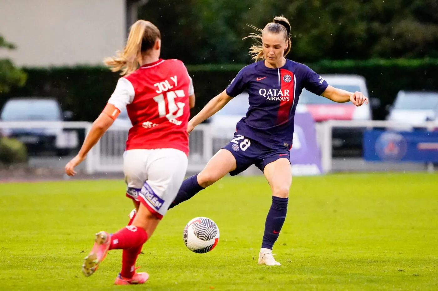 PSG-Reims arrêté après des jets de feux d’artifice sur le terrain