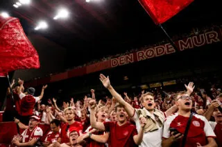 Quand les supporters danois provoquent la police et leur propre ligue de football
