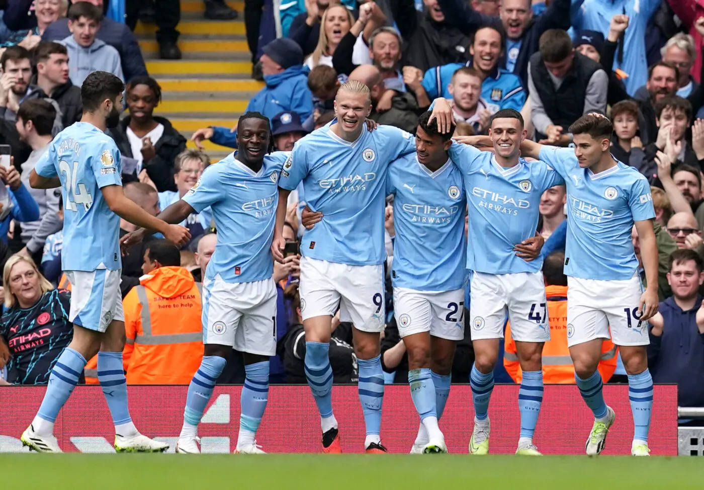 Manchester City's Erling Haaland (centre) celebrates scoring their side's second goal of the game with team-mates during the Premier League match at the Etihad Stadium, Manchester. Picture date: Saturday September 23, 2023. - Photo by Icon sport
