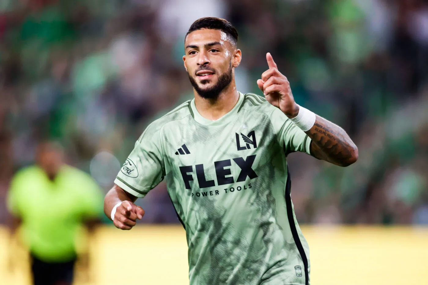 Denis Bouanga reçoit le Soulier d’or