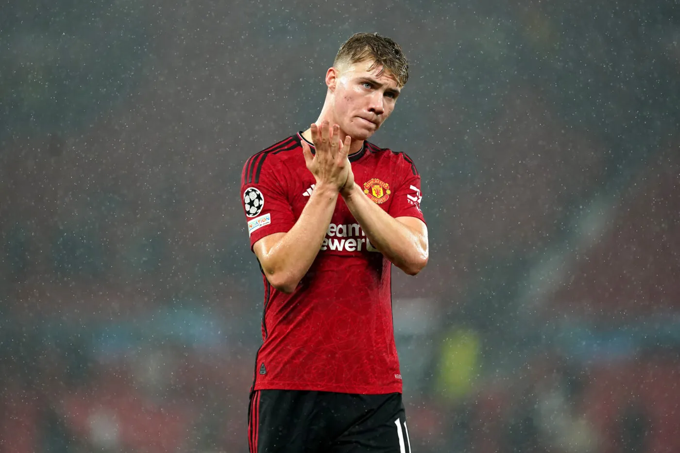 Manchester United's Rasmus Hojlund applauds the fans following defeat after the final whistle in the UEFA Champions League Group A match at Old Trafford, Manchester. Picture date: Tuesday October 3, 2023. - Photo by Icon sport