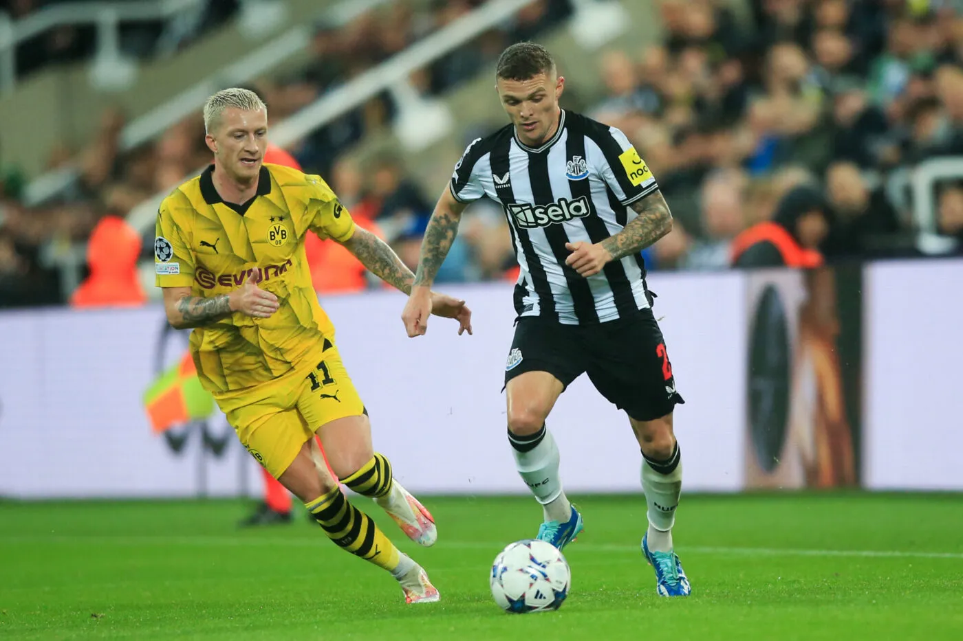 25 October 2023, Great Britain, Newcastle Upon Tyne: Soccer: Champions League, Newcastle United - Borussia Dortmund, Group stage, Group F, Matchday 3 at St. James' Park, Dortmund's Marco Reus (l) and Newcastle's Kieran Trippier fight for the ball. Photo: Lindsey Parnaby/dpa - Photo by Icon sport