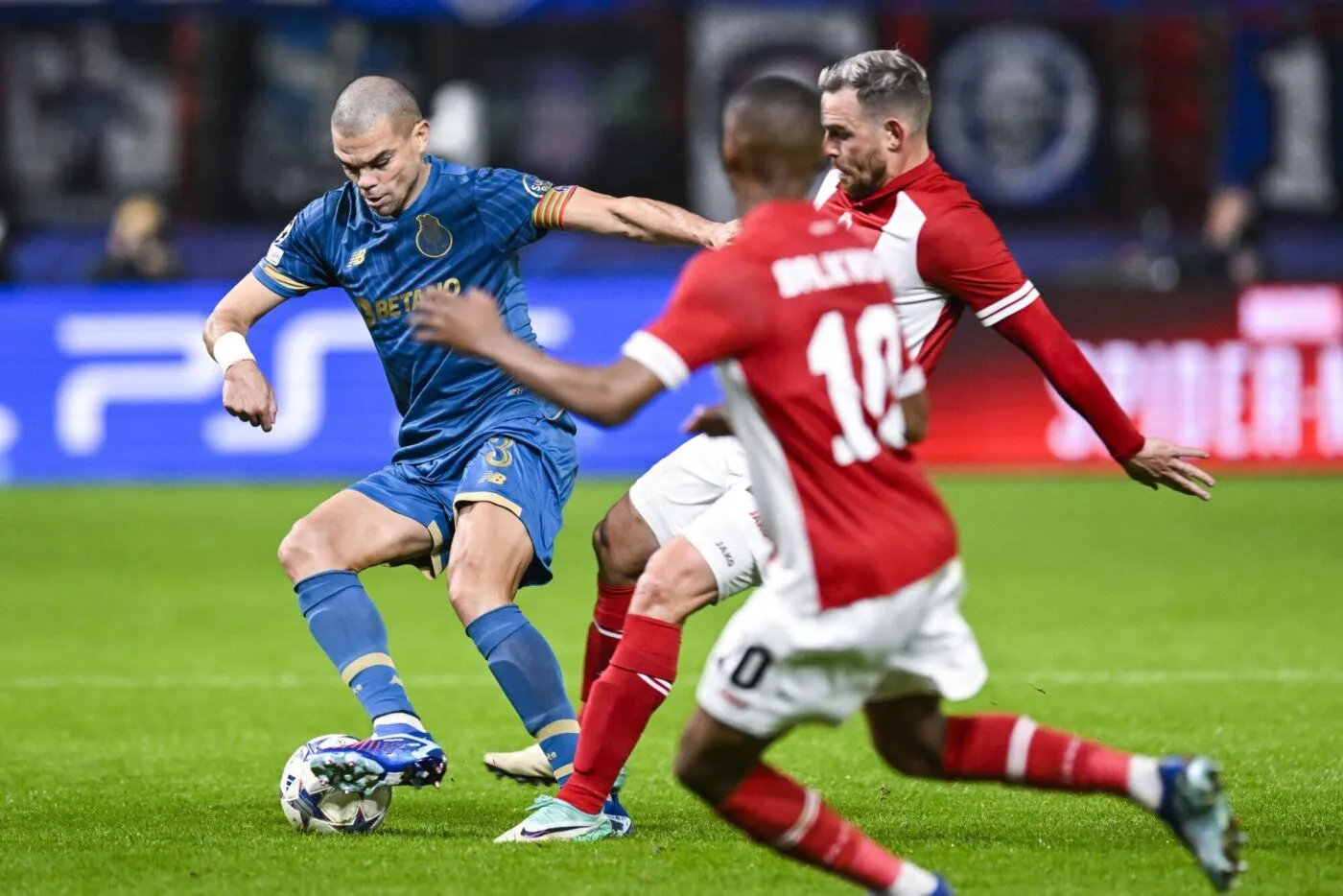 Pepe (Porto) marque l’histoire de la Ligue des champions