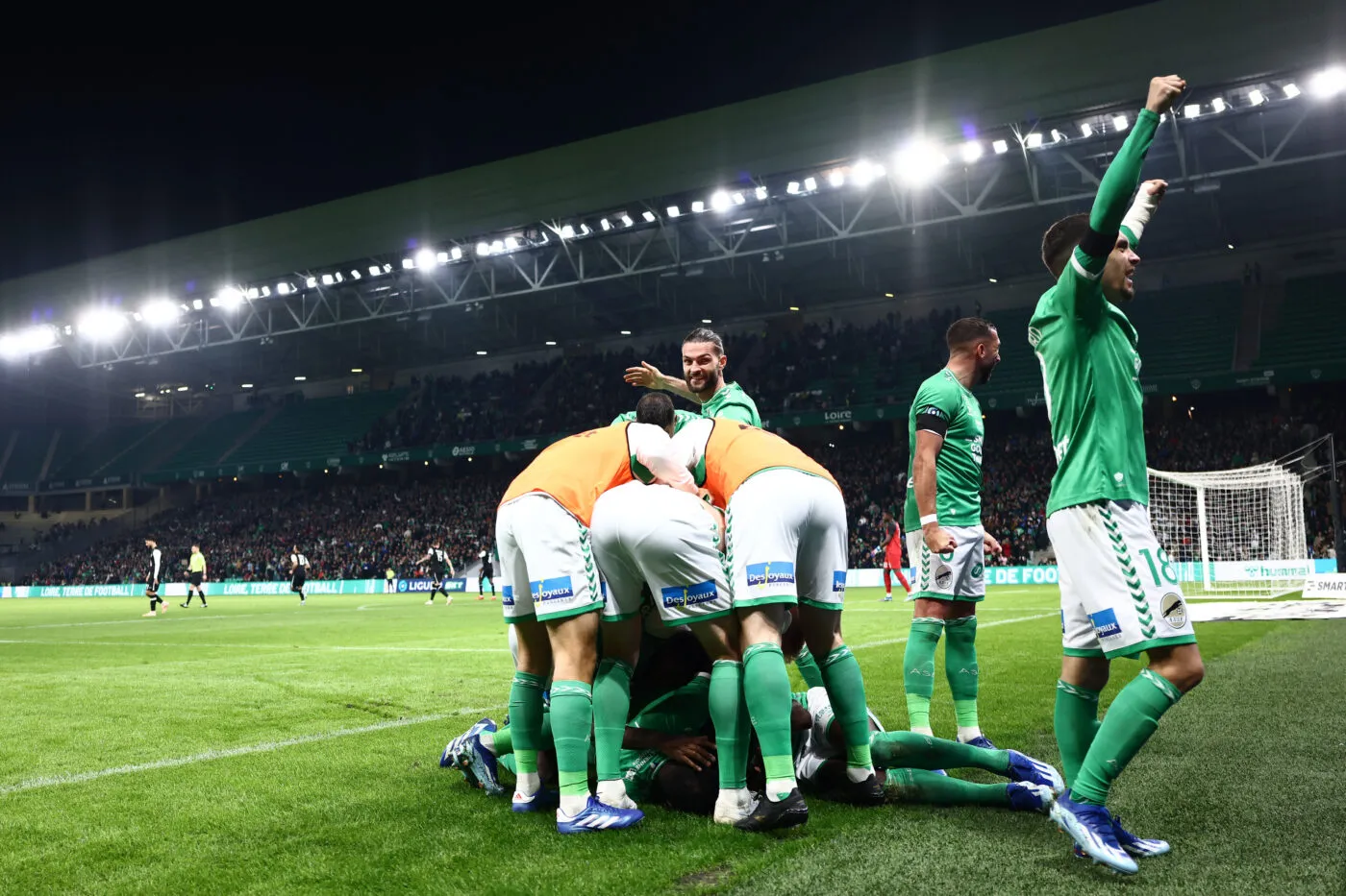 Saint-Étienne bat et double Angers