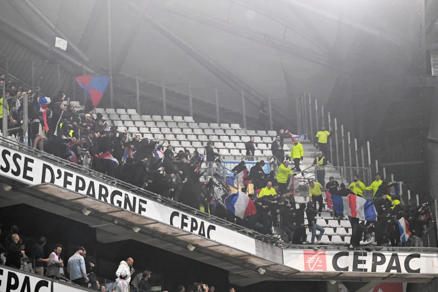 Prison ferme requise contre les supporters lyonnais accusés de saluts nazis