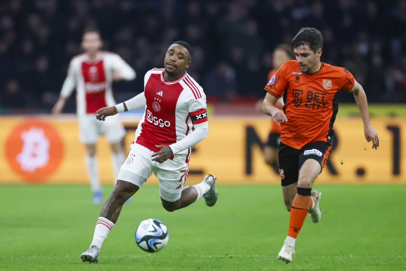 AMSTERDAM, 02-11-2023 Stadium JohanCruyff Arena, Dutch Eredivisie Football season 2023 / 2024 . Ajax player Steven Bergwijn and Volendam player Josh Flint during the match Ajax - FC Volendam . - Photo by Icon sport during the Eredivisie match between Ajax Amsterdam and FC Volendam at Johan Cruyff Arena on November 2, 2023 in Amsterdam, Netherlands. (Photo by ProShots/Icon Sport)