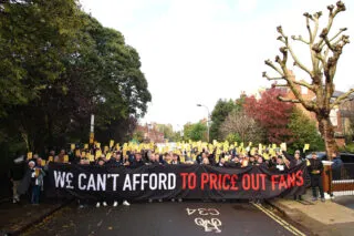 Les fans de Fulham brandissent des cartons jaunes en plein match pour dénoncer le prix des tickets