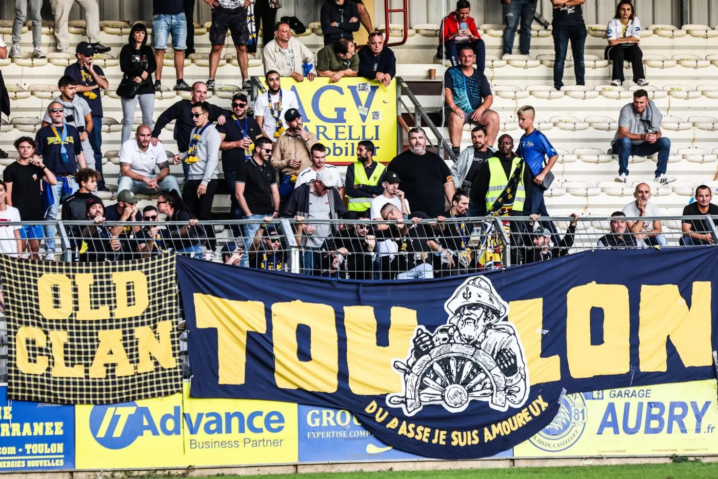 Des supporters de Toulon provoquent l&rsquo;interruption du match face à Jura Sud