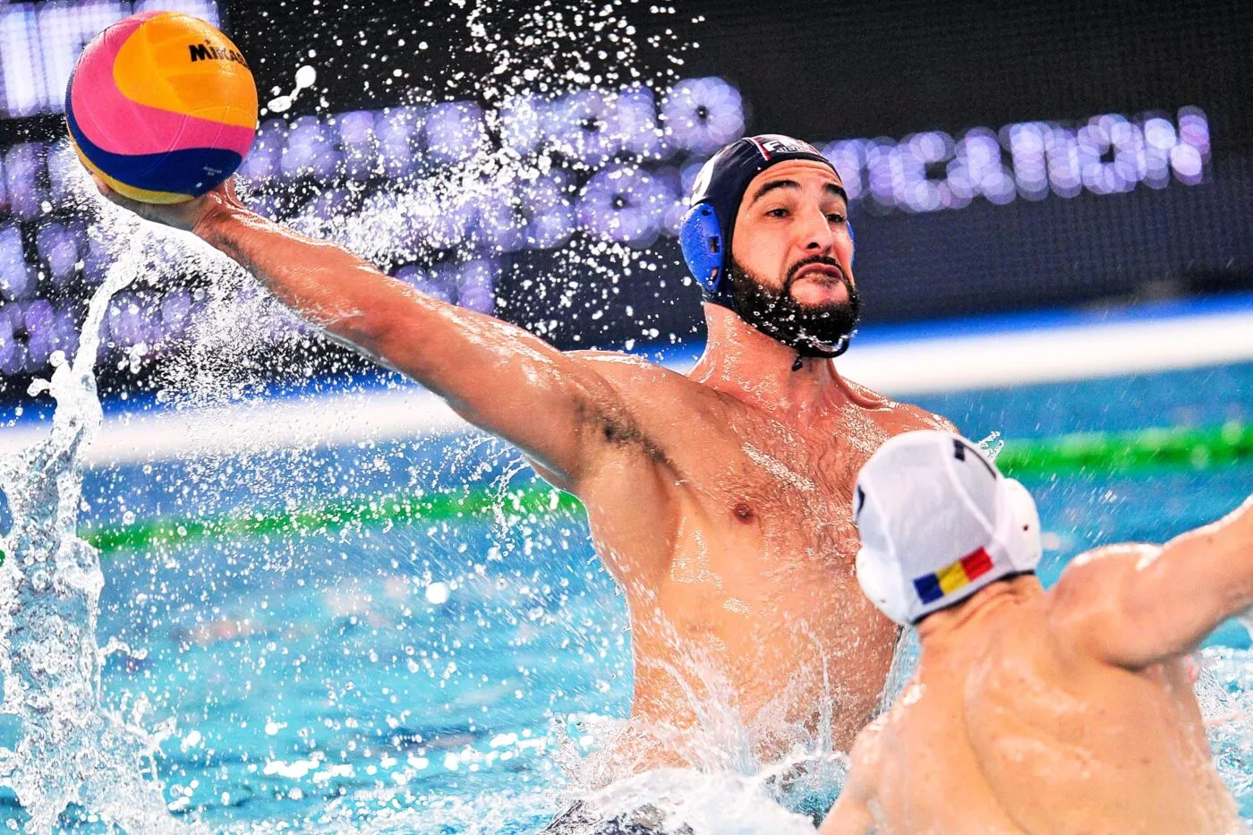 En D3 roumaine, un match de water-polo se joue sur un terrain de foot