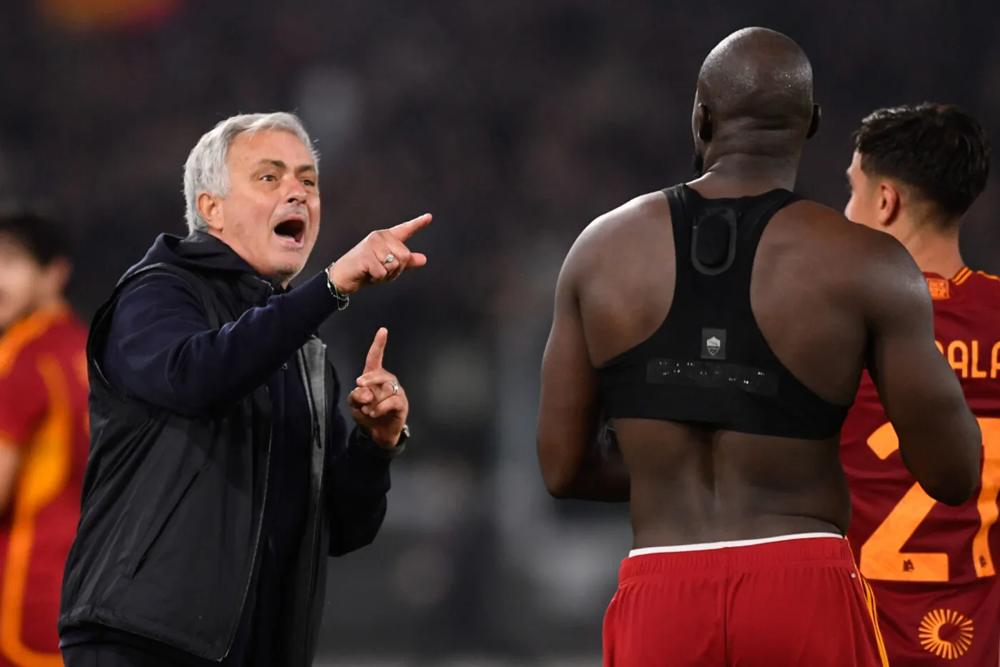 Romelu Lukaku s'effondre dans les bras de Mourinho après son but victorieux