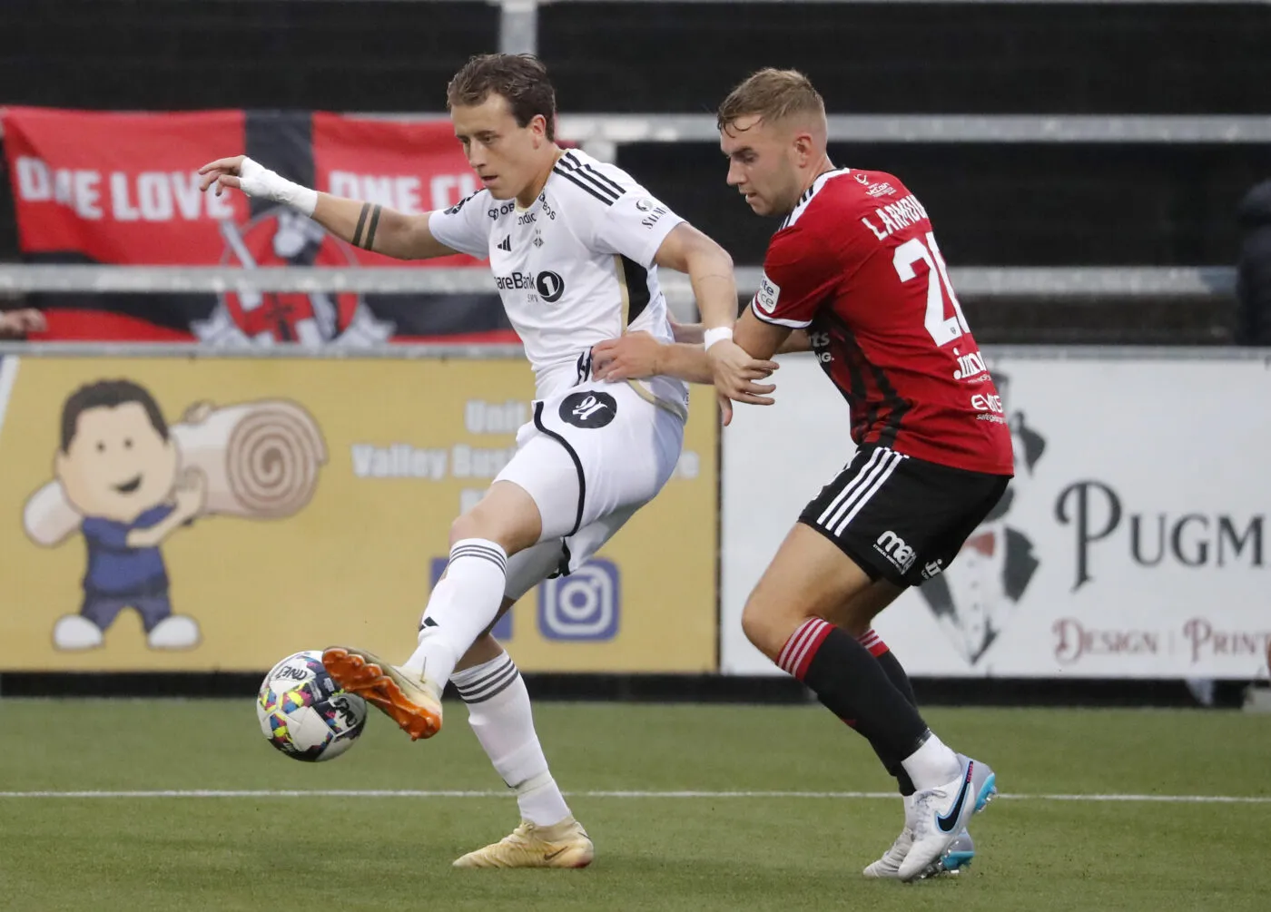 En Norvège, un joueur expulsé finit le match avec les ultras en tribunes