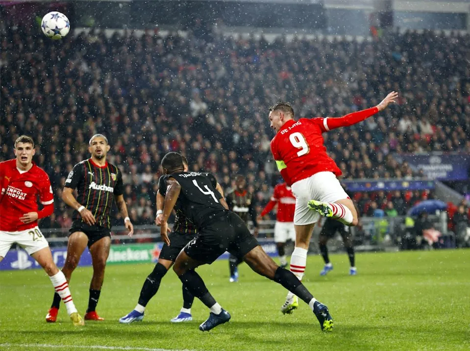 Lens chute logiquement face au PSV