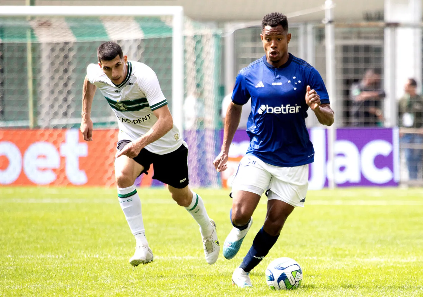 Des fans de Cruzeiro et de Coritiba descendent sur la pelouse en plein match pour en découdre