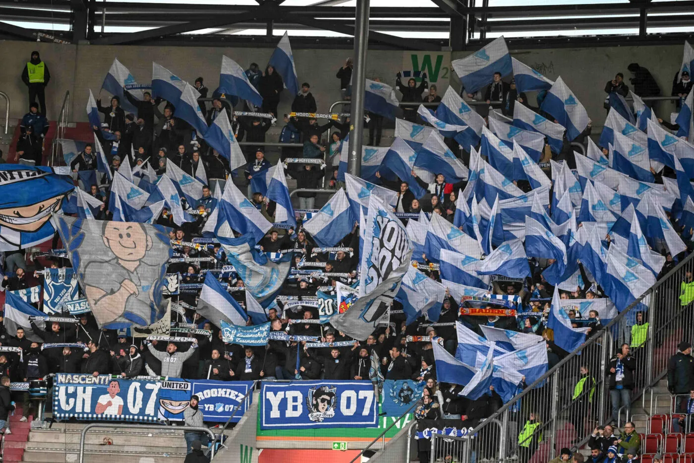 Hoffenheim réagit au lancer de pétard qui a interrompu le match à Augsbourg