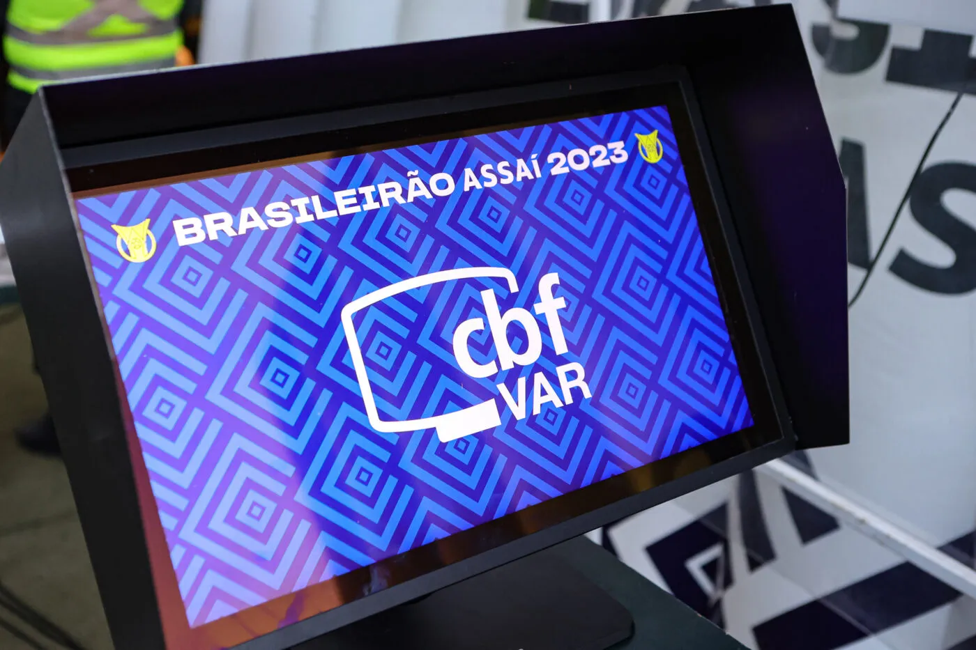 Un dirigeant des Corinthians pète les plombs et tente d’entrer dans la salle VAR