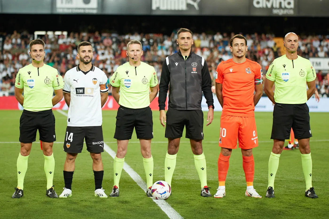 Jose Luis Gaya of Valencia CF and Mikel Oyarzabal of Real Sociedad before the kick off during the La Liga match between Valencia CF and Real Sociedad played at Mestalla Stadium on September 27 in Valencia Spain. (Photo by Jose Torres / Pressinphoto / Icon Sport) - Photo by Icon sport