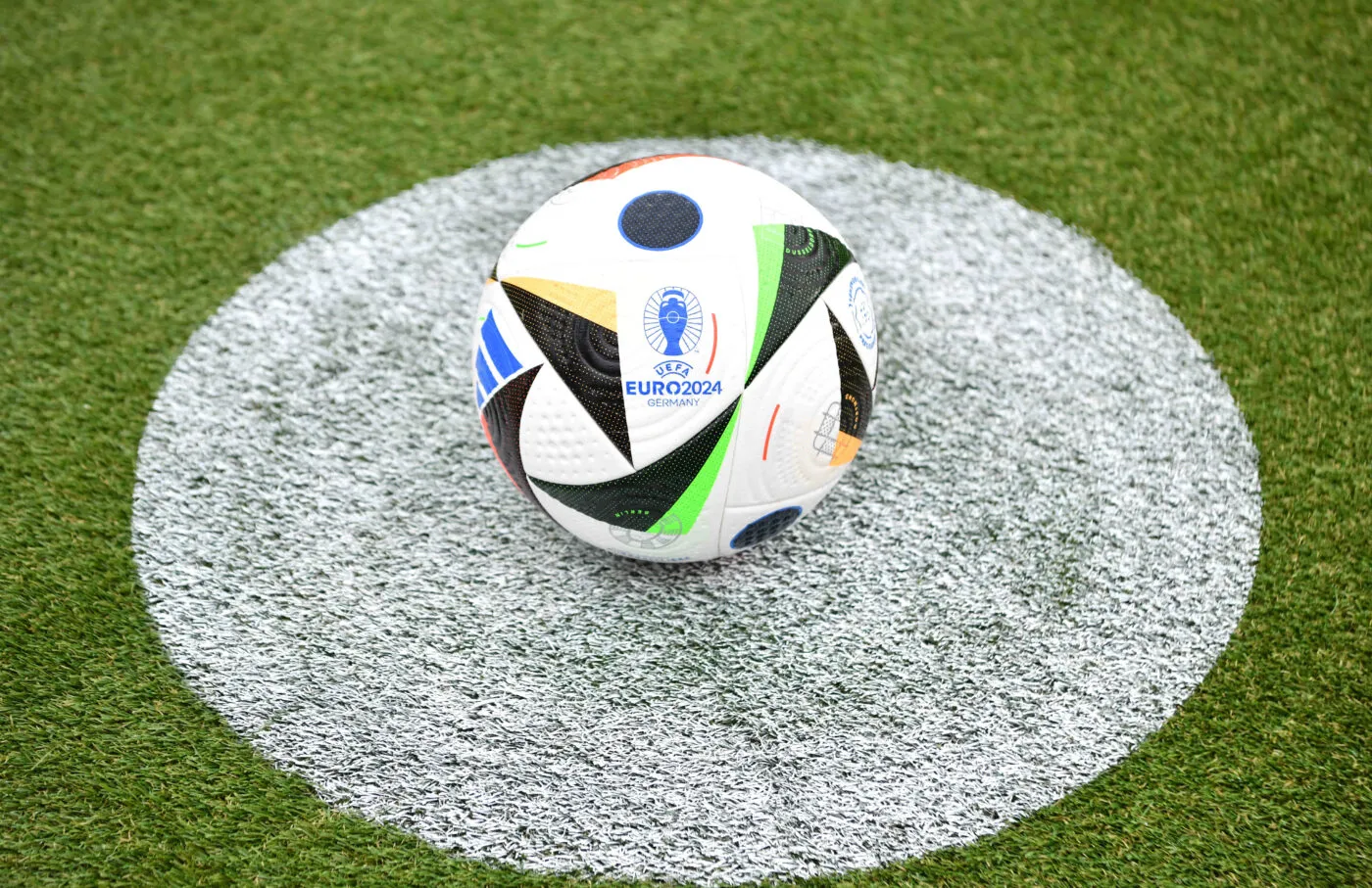 L'UEFA dévoile le ballon officiel connecté de l'Euro 2024 -  -  Sports, Football