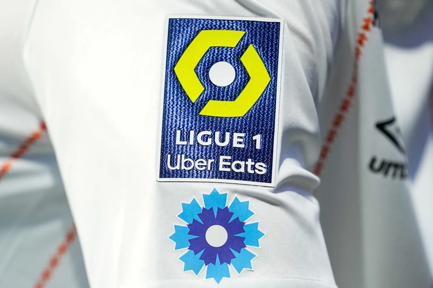 Les maillots de Ligue 1 et Ligue 2 mis aux enchères pour une œuvre caritative