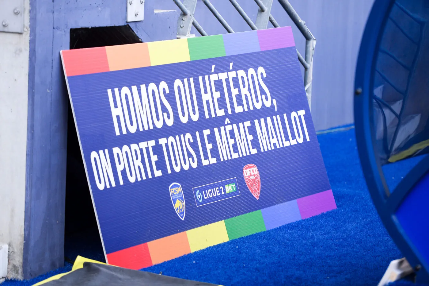 Le flocage arc-en-ciel remplacé par un badge ?