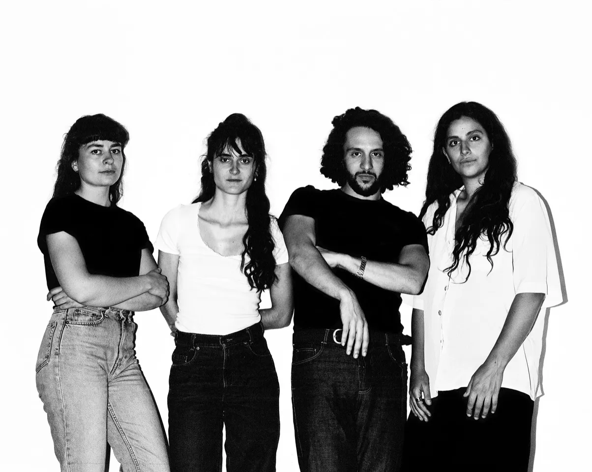 De gauche à droite : Liza Lamy (créatrice sonore), Cyrielle Rayet (Marguerite Duras), Neil-Adam Mohammedi (Michel Platini), Barbara Chanut (metteuse en scène).