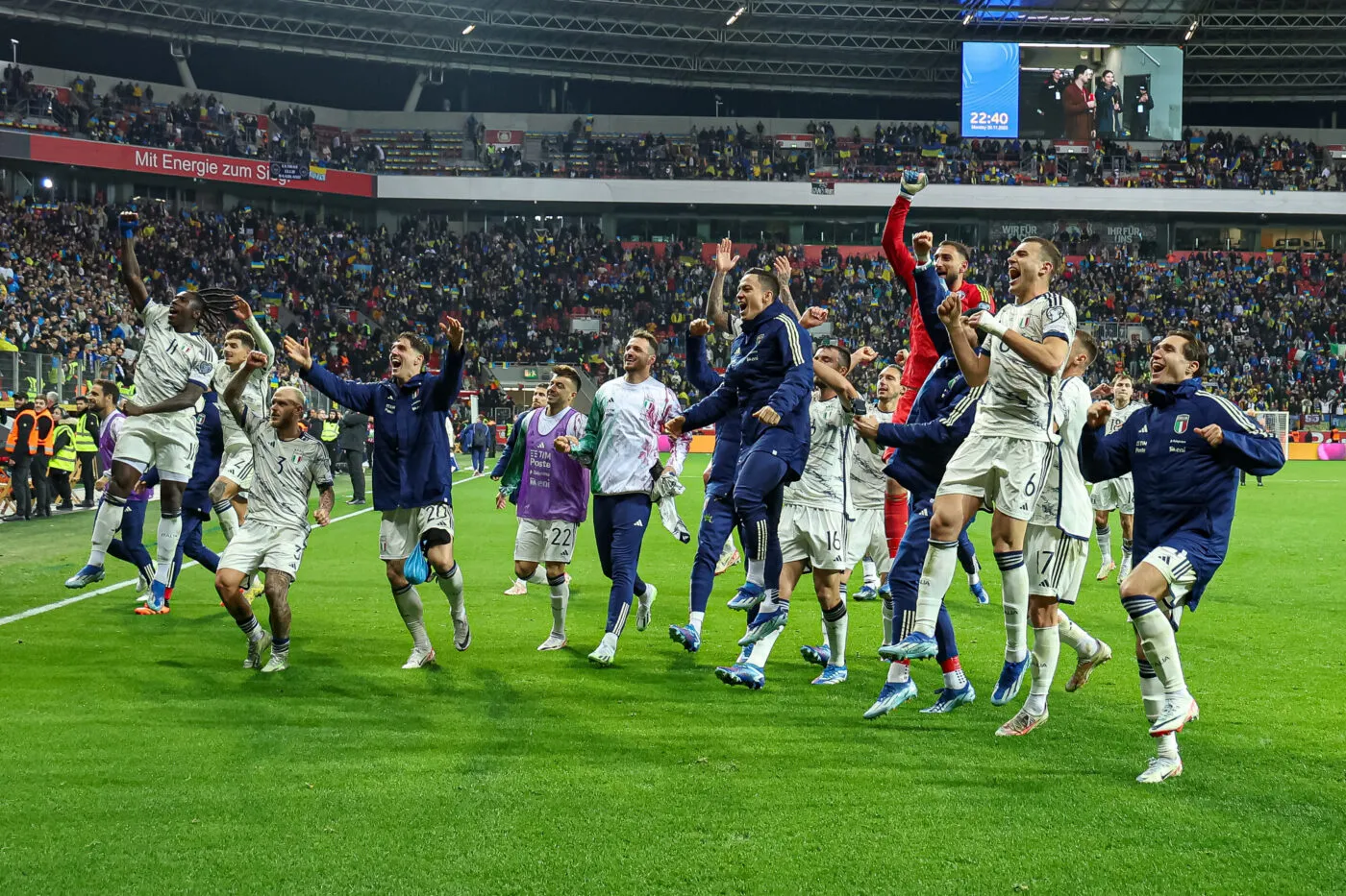 Leverkusen, Deutschland, 20.11.23: Spieler von Italy feiern die Qualifikation zur Euro 2024 waehrend des UEFA EURO 2024 European Qualifiers Spiels zwischen Ukraine vs Italien in der Bayarena am 20. November 2023 in Leverkusen, Deutschland. (Foto von Stefan Brauer/DeFodi Images) Leverkusen, Germany, 20.11.23: Spieler von Italy celebrate qualification for Euro 2024 during the UEFA EURO 2024 European Qualifiers - Group C match between Ukraine vs Italy at Bayarena on November 20, 2023 in Leverkusen, Germany. (Photo by Stefan Brauer/DeFodi Images) - Photo by Icon sport