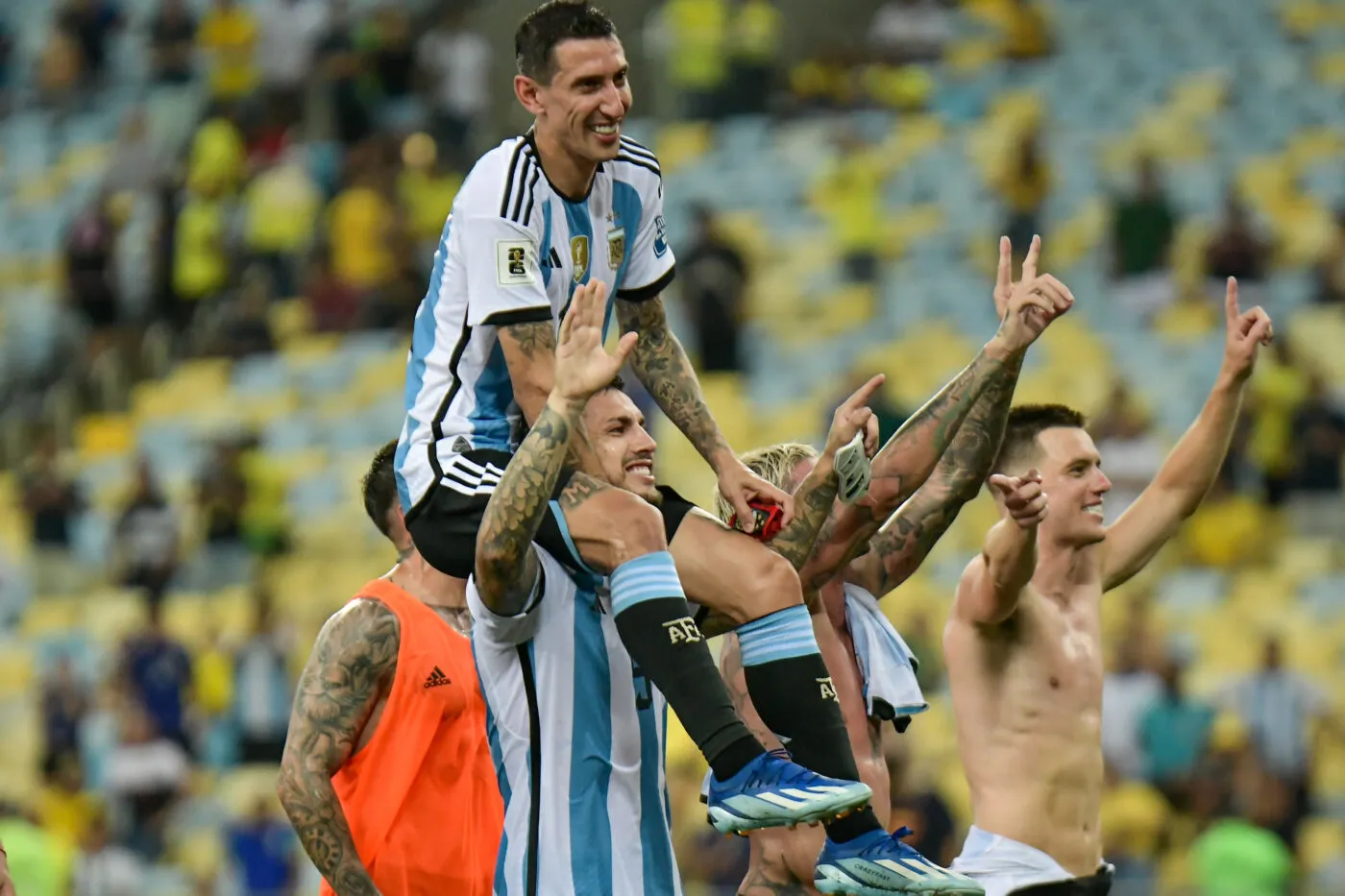 Aspergé de boisson, Di María crache sur des supporters brésiliens