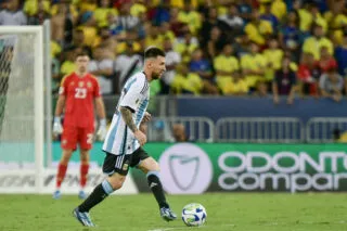 Lionel Messi s'embrouille avec Jamie Carragher