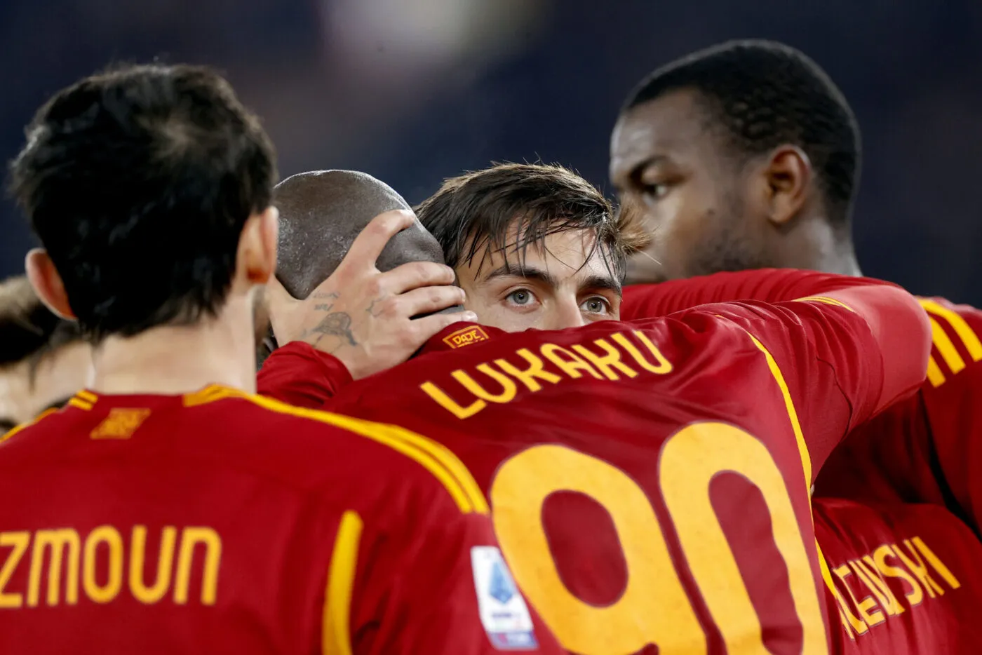 Paulo Dybala (AS Roma) Torjubel, jubelt mit seiner Mannschaft nach dem Treffer zum 2:1 waehrend des Spiels der Serie A zwischen AS Roma vs Udinese Calcio, Olimpico Stadium am 26. November 2023 in Rome, Italien. (Foto von Matteo Ciambelli/DeFodi Images) Paulo Dybala (AS Roma) celebrates after scoring his team's second goal with team mates during the Serie A match between AS Roma vs Udinese Calcio at Olimpico Stadium on November 26, 2023 in Rome, Italy. (Photo by Matteo Ciambelli/DeFodi Images) - Photo by Icon sport