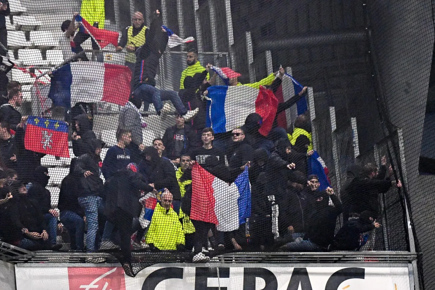 OM-OL : Trois supporters lyonnais arrêtés pour injures raciales et provocation à la haine