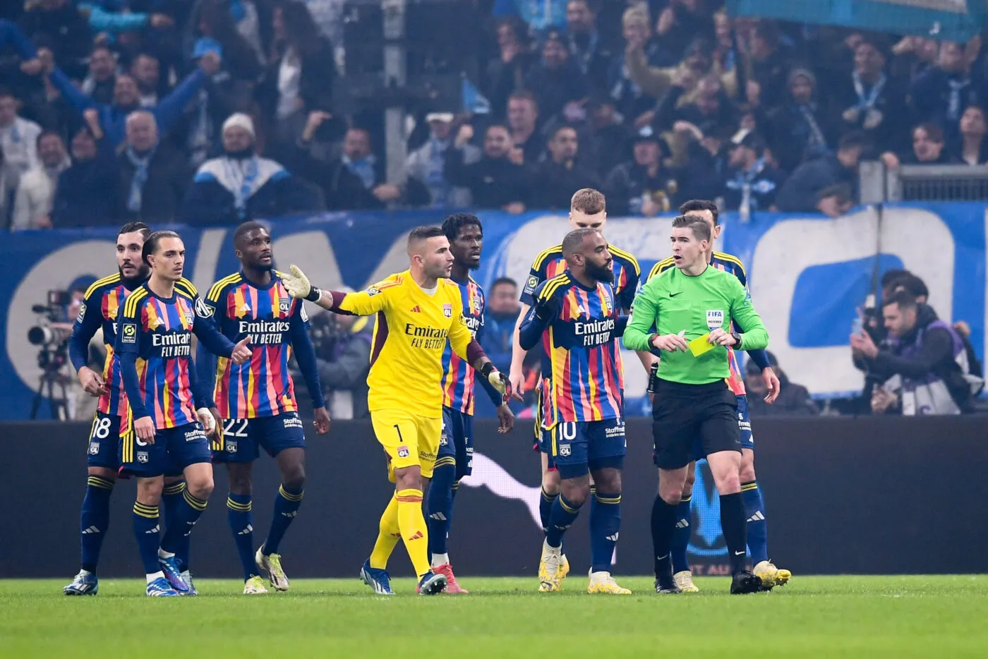 « Il faut se regarder dans une glace », estime Clinton Mata