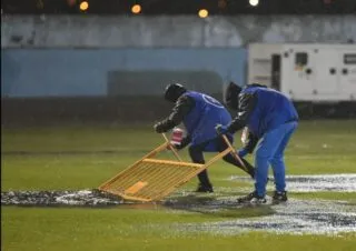 La folle méthode utilisée pour évacuer l'eau sur un terrain en Coupe d'Espagne